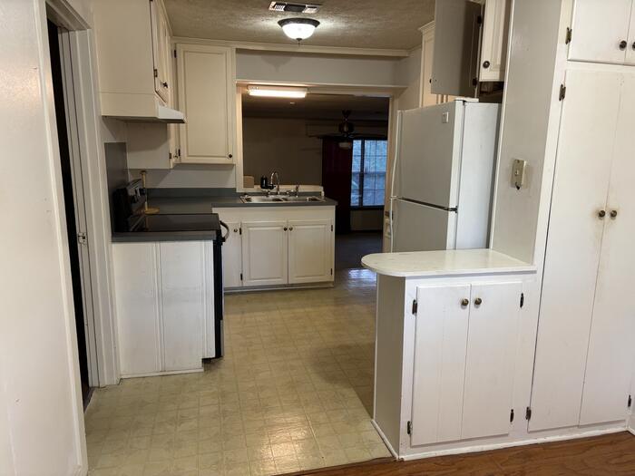 KITCHEN Listing photo 13