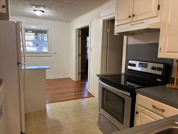 KITCHEN Listing photo 14